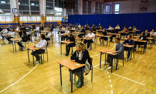 Uczniowie w trakcie egzaminu ósmoklasisty.