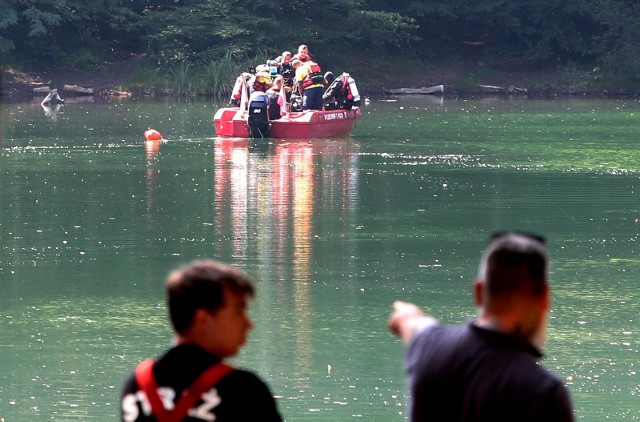 Ratownicy szukali mężczyzny, który zniknął pod powierzchnią jeziora Wierzchownia w Wierzchowni. Znaleźli jego ciało.