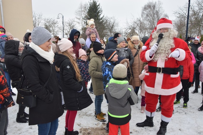 Spotkanie z Mikołajem w Wąsewie. Święty rozdał 180 paczek! Nie obyło się bez wspólnych zdjęć