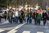 Pamięć o ofiarach komunistycznych kul. Obchody rocznicy Grudnia 1970 roku. Były kwiaty, znicze i przemarsz