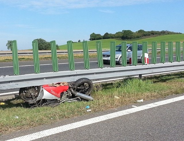 Motocykl wbił się pod barierę, kierującego odrzuciło kilkadziesiąt metrów dalej.