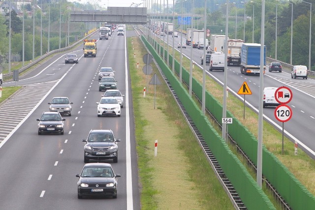 Od dziś kierowcy samochodów osobowych podróżujący między Koninem a Nowym Tomyślem będą musieli zapłacić 22 zł za przejechanie każdego z trzech 50-kilometrowych odcinków. Zmieniły się także stawki dla pozostałych typów pojazdów. Fot. Grzegorz Dembiński