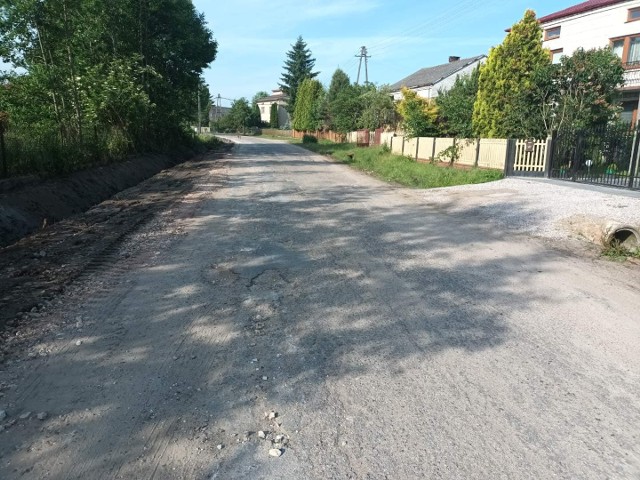 Droga powiatowa Paprotno - Olszowa jest w złym stanie technicznym, już trwa jej przebudowa. Będzie nowy asfalt.