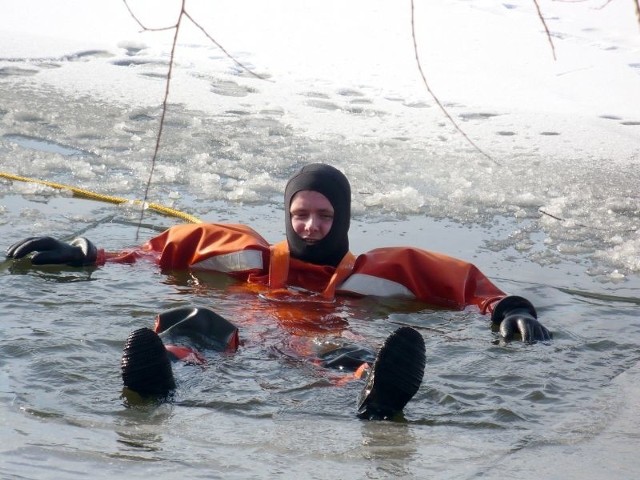 Scenariusz manewrów składał, że pod wędkarzem łowiącym ryby na rzece załamał się lód.