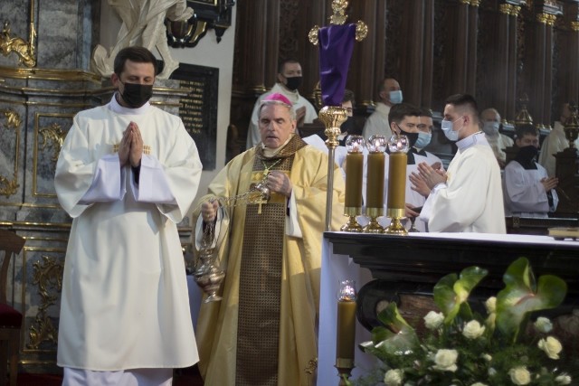 Biskup Krzysztof Nitkiewicz w bazylice katedralnej w Sandomierzu w trakcie Mszy Krzyżma w Wielki Czwartek dokonał poświęcenia olejów świętych.