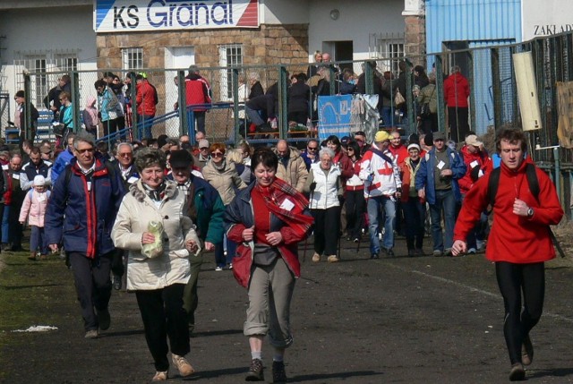 Uczestnicy Powiatowego Marszobiegu wystartowali ze stadionu sportowego Granatu na Rejowie.
