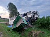 Groźny wypadek koło Poddębic. Zderzenie autokaru z ciągnikiem. Wśród rannych dzieci [ZDJĘCIA]