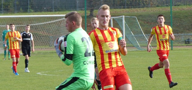 W meczu na szczycie Centralnej Ligi Juniorów do 17 lat Korona Kielce zremisowała na własnym stadionie z liderem - Cracovią 1:1 (0:0). Prowadzenie dla gospodarzy zdobył Kacper Śliwa w 83 minucie. Goście wyrównali w doliczonym czasie gry. Korona Kielce - Cracovia 1:1 (0:0)Bramka: dla Korony Kacper Śliwa 83.Korona: Sandach - Kowalik, Skiba, Kudzia (60. Sochacki), Święcki - Przybysławski (60. Szczepański), Grabarczyk (65. Walkowiak), Zwoźny (60. Wierzchanowski), Strzeboński (65. Kralka) - Świecarz (65. Stawecki), Śliwa.Pierwsza połowa była wyrównana. Obydwie drużyny z trudem dochodziły do pozycji strzeleckich. Po przerwie było więcej bramkowych okazji. Korona od 70 minuty grała z przewagą jednego zawodnika, ponieważ jeden z graczy dostał czerwoną kartkę w konsekwencji dwóch żółtych kartoników. Podopieczni Michała Gębury i Marka Graby od tego momentu mieli przewagę. I w 83. minucie zaowocowała ona bramką. Po dośrodkowaniu Wiktora Staweckiego na listę strzelców wpisał się Kacper Śliwa. Chwilę później siły się wyrównały, ponieważ drugą żółtą, w konsekwencji czerwona kartkę ujrzał Kamil Święcki. Goście wyrównali w doliczonym czasie gry, w ostatniej akcji meczu. Nic dziwnego, że po meczu piłkarze Korony odczuwali niedosyt.ZOBACZ TAKŻE: Trwa PLEBISCYT SPORTOWY 2019 | Wybierzemy sportowców, trenerów, drużyny i talenty. Zgłoś kandydatówDorota Kułaga