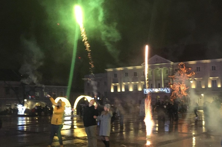 Spontaniczne powitanie Nowego Roku 2022 na rynku w Kielcach. Fajerwerki, toasty i życzenia. Zobaczcie zdjęcia i wideo