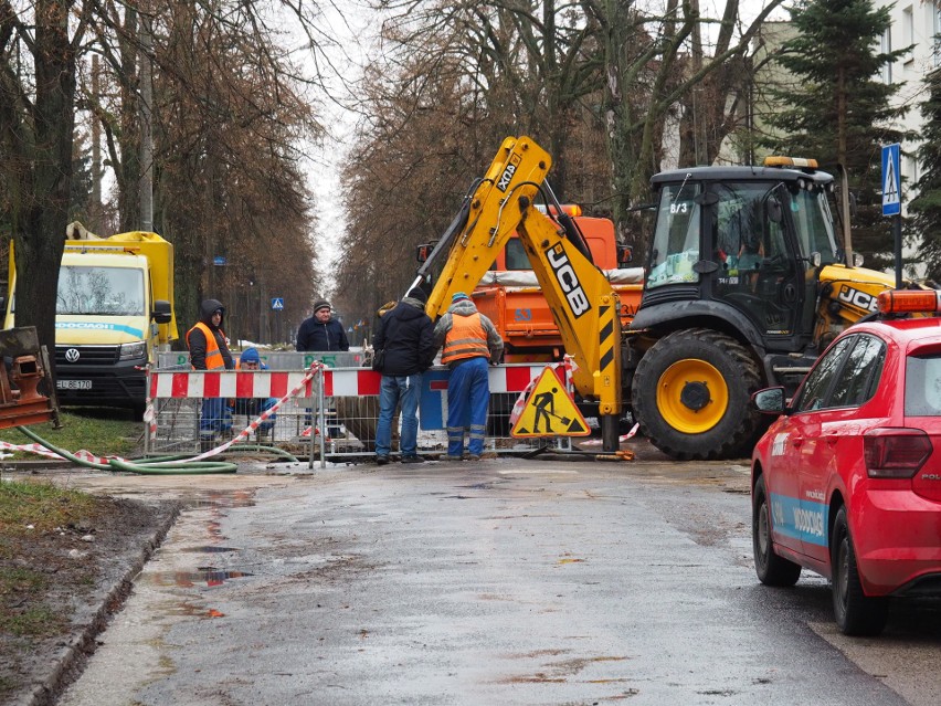 Katastrofa na ulicy Biegańskiego w Łodzi! Ogromna dziura i kilka uszkodzonych aut! ZDJĘCIA