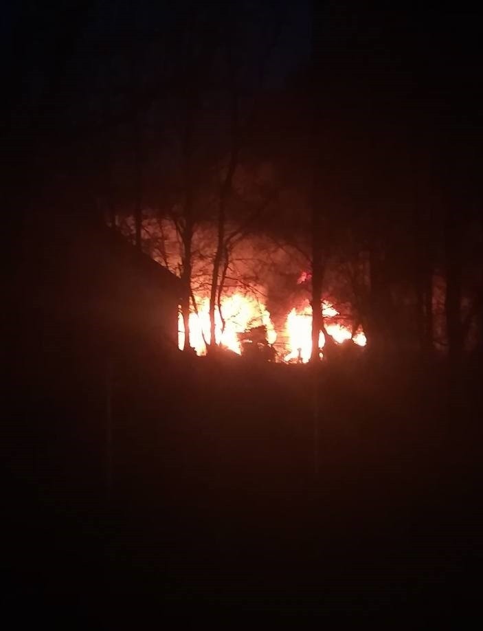 Wielki pożar w Łękach, doszło do wybuchu. Ogień ogarnął ciężarówkę, śmieci i byłą gorzelnię. Strażacy walczyli z żywiołem [WIDEO, ZDJĘCIA]