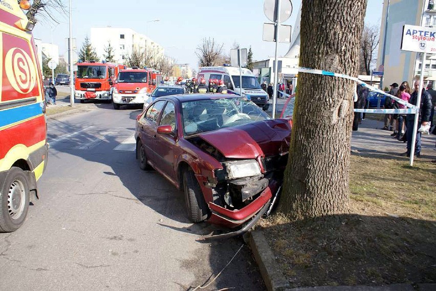Kalisz: Auto uderzyło w drzewo. Kierowca odmówił badania...