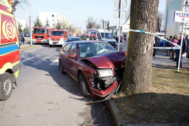 Kalisz: Auto uderzyło w drzewo. Kierowca odmówił badania alkomatem