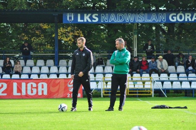 Trenerzy Radomiaka Radom, Jacek Magnuszewski (z prawej) i Mateusz Kozieł.