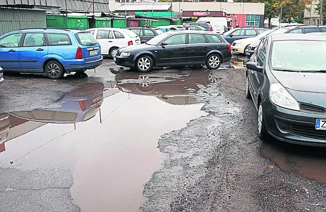 Dawny Manhattan to dziś darmowy parking w centrum; często pełen wody. Obiecano nam wczoraj, że ZDM zrobi tu porządek