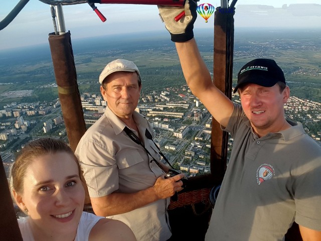 Instruktor pilot Waldemar Lekan (w środku) z załogą unoszą się nad Stalową Wolą