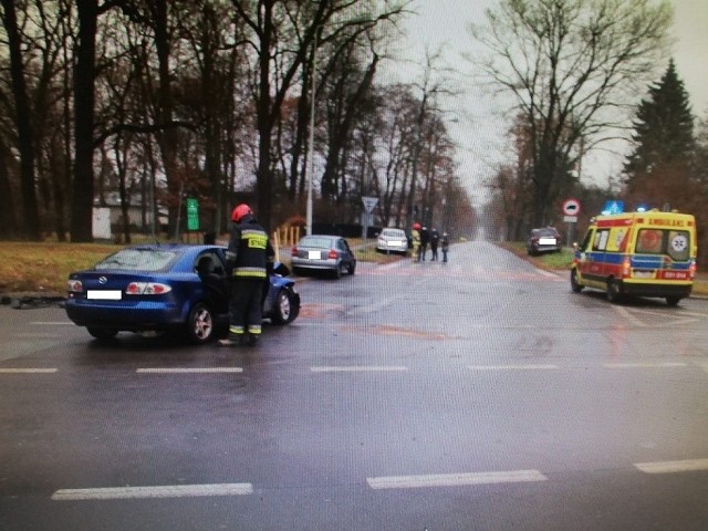 W niedzielę, 13 grudnia, około godziny 8.30 dyżurny oficer Komendy Miejskiej Policji w Łodzi otrzymał zgłoszenie o wypadku, do którego doszło na skrzyżowaniu ulic Kniaziewicza i Zgierskiej. Wysłano tam patrol drogówki. Już na miejscu policjanci ustalili, że kierujący oplem, jadąc ulicą Kniaziewicza, na skrzyżowaniu z ulicą Zgierską nie zastosował się do znaku nakazującego skręt w prawo i pojechał na wprost, doprowadzając tym samym do zderzenia z prawidłowo jadącą mazdą. Po zdarzeniu sprawca wypadku uciekł pieszo, porzucając samochód i 20-letniego pasażera opla. W maździe w zderzeniu ucierpiała 29-letnia pasażerka, która podróżowała z rocznym dzieckiem. Kobieta z obrażeniami klatki piersiowej trafiła do szpitala. Oboje poszkodowani trafili do szpitali.