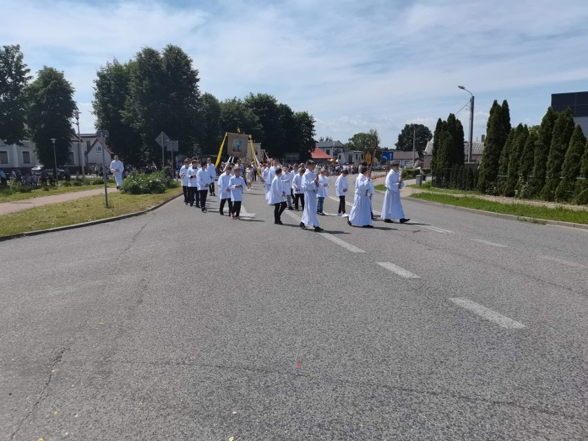 Parafianie z Wolanowa wzięli udział W procesji Bożego Ciała.
