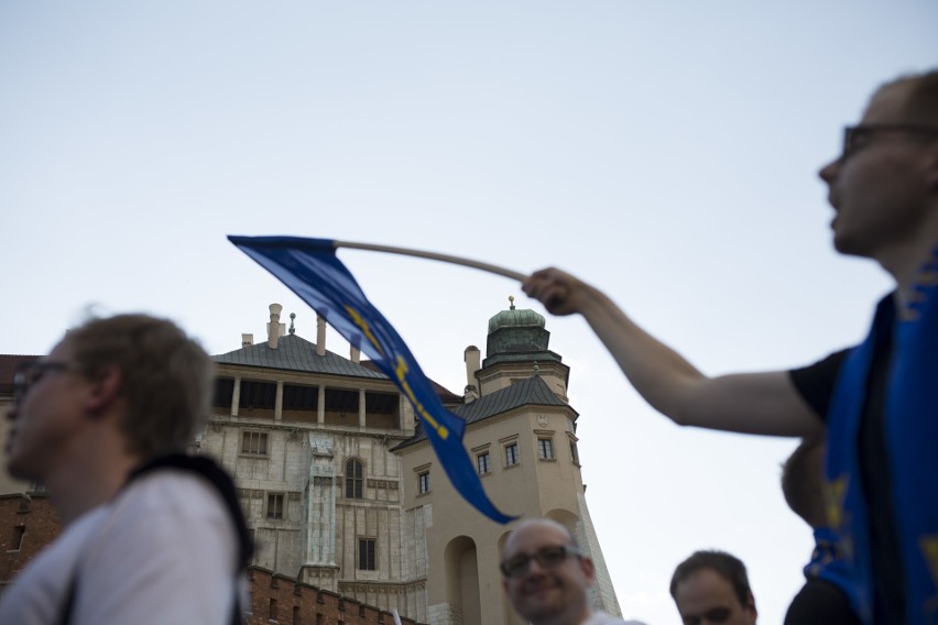 Kolejne protesty pod Wawelem w miesięcznicę pochówku Lecha i...