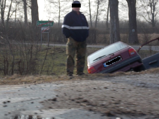 Ford po zderzeniu wylądował w przydrożnym rowie