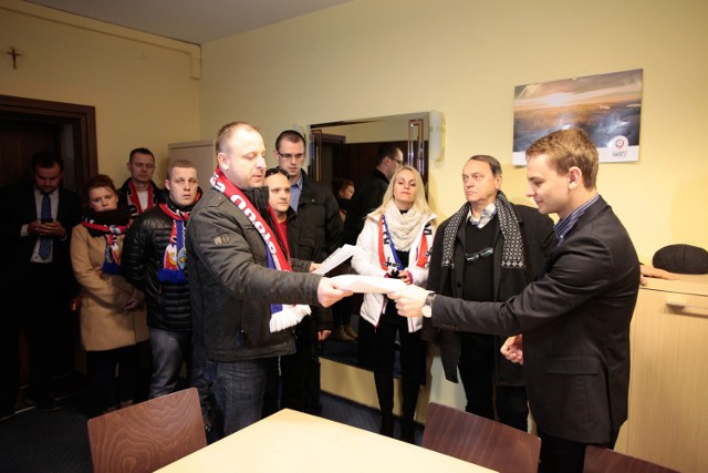 Wiceprezydent Opola Marcin Rol przekazał kibicom Gwardii dobre wiadomości. Ich zespół pozostaje w grze. 