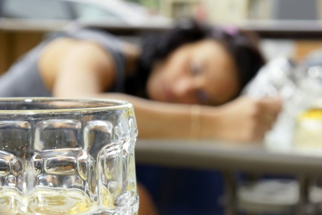 Nietrzeźwa 35-latka została zatrzymana. Badanie alkomatem wykazało ponad 2 promile alkoholu w jej organizmie.