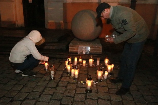 W Międzyrzeczu, Skwierzynie, Przytocznej i Bledzewie płoną znicze, a w oknach wielu mieszkań i domów w całym powiecie międzyrzeckim mieszkańcy zapalili świeczki. Uczcili w ten sposób pamięć prezydenta Gdańska Pawła Adamowicza, który został śmiertelnie raniony podczas finału Wielkiej Orkiestry Świątecznej Pomocy. Zmarł w poniedziałek w szpitalu.