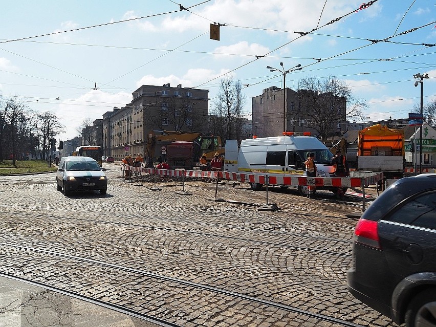 MPK prowadzi na skrzyżowaniu doraźny remont torowiska....