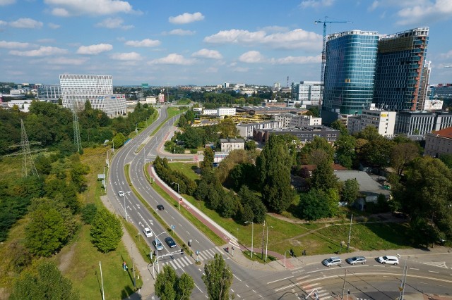 Odcinek dwutorowej linii wzdłuż zachodniej strony ul. Grundmanna będzie miał nieco ponad 600 metrów długości i dwie platformy przystankowe w pobliżu skrzyżowań z ulicą Chorzowską i ulicą Gliwicką.