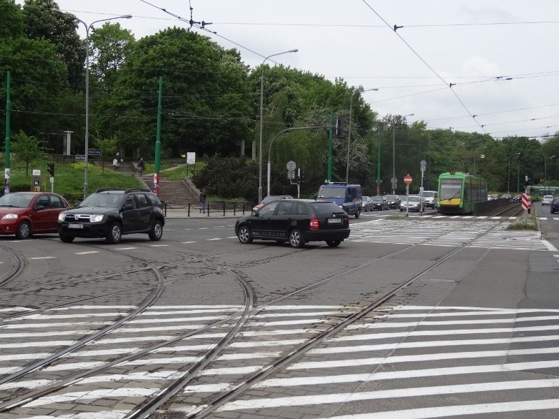 Kierowcy nie respektują zakazu skrętu w lewo