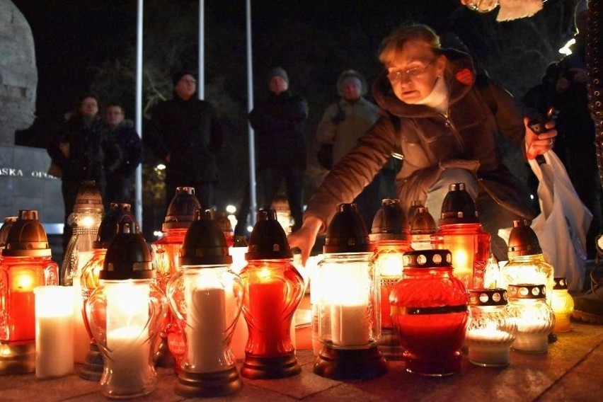 OPOLE. Świetliste serce na pl. Wolności w Opolu. Opolanie...