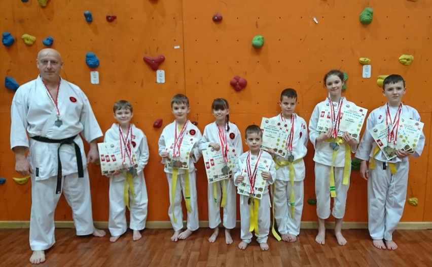 22 medale karateków z Dębnicy Kaszubskiej na Mistrzostwach Polski w Warszawie 