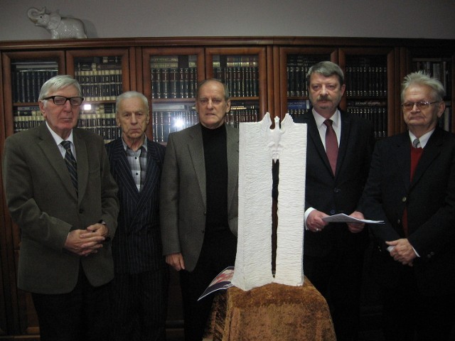 Grupa inicjatywna:od lewej - Tadeusz Derlatka, Stanisław Romańczuk, Andrzej Medrzycki, Jarosław Kowalik i Jerzy Paprocki zaprezentowali makietę pomnika.