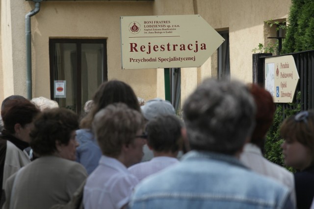 300 osób czekało wczoraj w kolejce na zapisy do lekarza