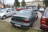 Samochodowy wrak z jarosławską rejestracją stoi na parkingu przy szpitalu