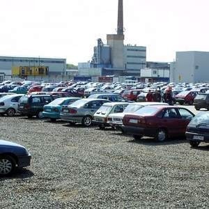 Fot.P. Jasiczek: Mieszkańcy okolic fabryki VW twierdzą, że samochody pozostawiane na placu przy zakładzie naruszają ich dobra osobiste.