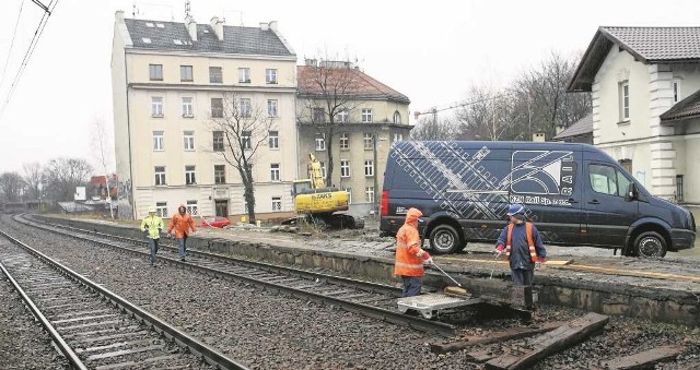 Rozpoczął się demontaż torów w rejonie stacji kolejowej Kraków Krzemionki. Pociągi jadą tylko jednym torem.