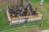 Komiczny sektor gości na polskim stadionie Znicza Pruszków. Klub w przyszłym sezonie będzie grał w 1. lidze!