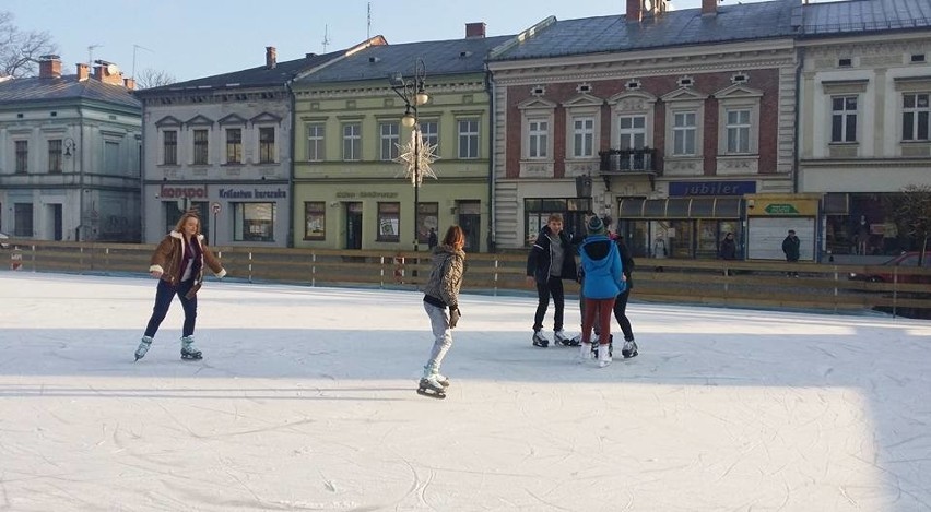 Nowy Sącz. Ślizgawka pod ratuszem już otwarta [ZDJĘCIA]