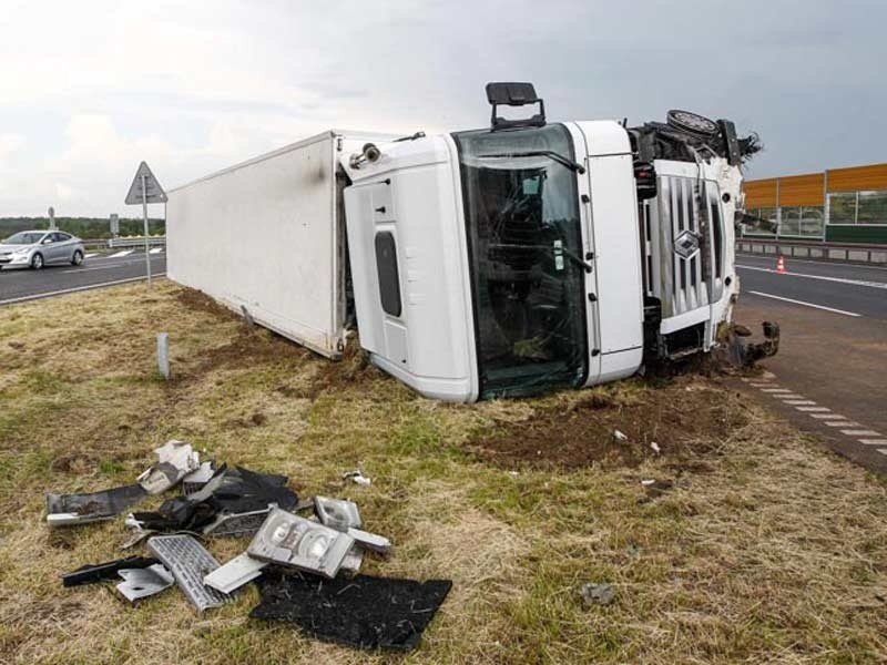 TIR przewrócił się na autostradzie k. Rzeszowa [WIDEO, FOTO]