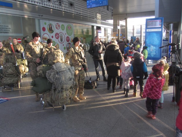 Kilkuset amerykańskich żołnierzy w Poznaniu. US Army na lotnisku Ławica