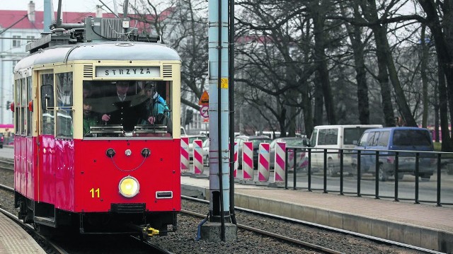 Z wajchą dla motorniczego i z drewnianymi siedzeniami - stare tramwaje też mają swój wysokopodłogowy czar