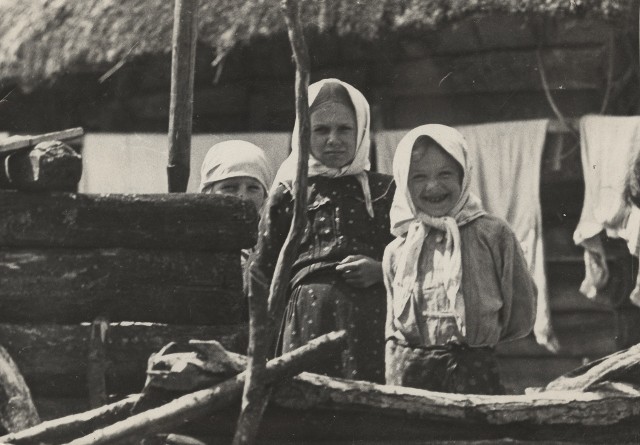 To zdjęcie Zofia Chomętowska zrobiła około 1932 roku we wsi Bogdanówka. Przez wiele lat fotografowała Polesie małoobrazkowym aparatem firmy Leica