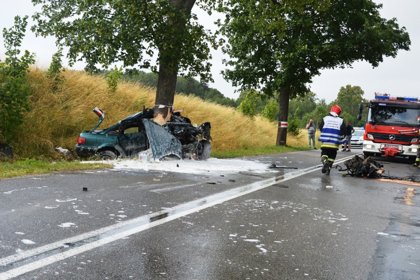 To cud, że kierowca przeżył. Auto dosłownie owinęło się...