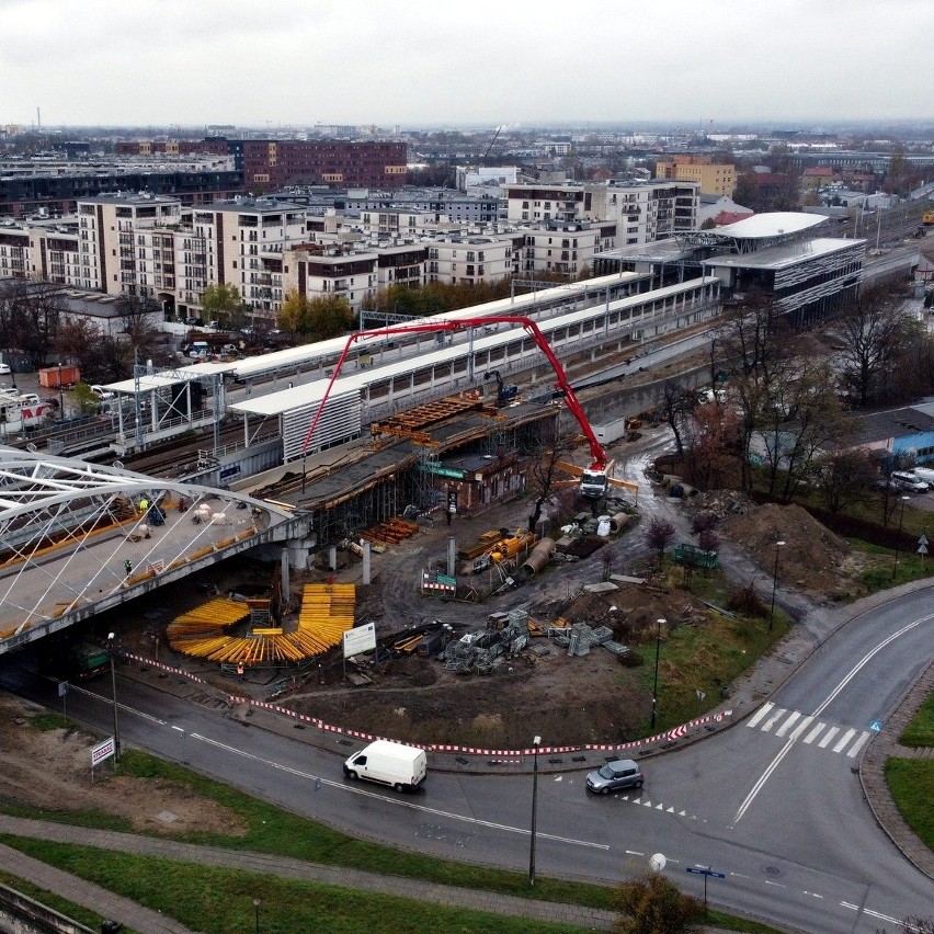 Inwestycje kolejowe w Krakowie. Więcej stali, więcej betonu, rosną mosty i stacje