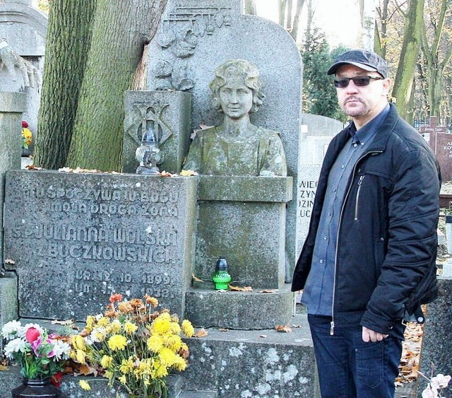 Tak wyglądał jeszcze w ub. roku grób Julianny Wolskiej z Buczkowskich. Prezentował go Paweł Grochowski, prezes TOnZ w Grudziądzu.