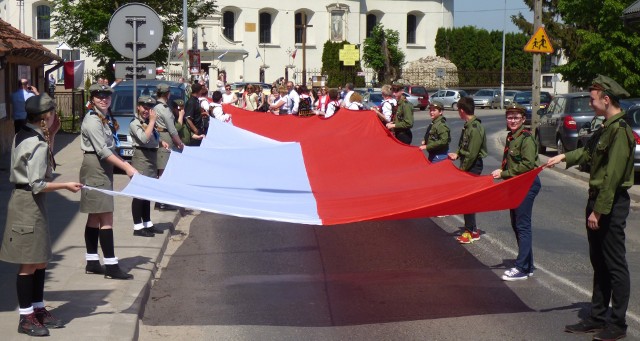 Tak rozpoczęła się historyczna, pierwsza prezentacja 100-metrowej flagi narodowej w Kazimierzy Wielkiej - 3 maja 2018 roku. Obejrzymy ją ponownie 22 lipca.