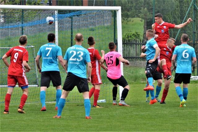 V liga Wadowice. LKS Żarki - Zatorzanka Zator 0:3. Na zdjęciu Jarosław Mika strzela drugą bramkę dla Zatorzanki.