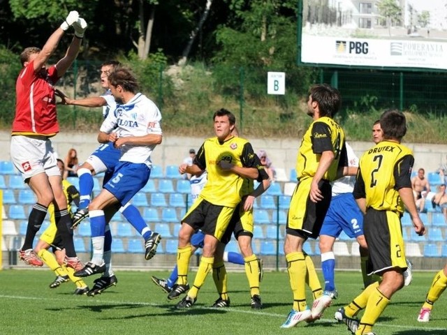 Bytowianie (żółte stroje) w ostatnim meczu przed startem II ligi przegrali z Flotą Świnoujście 0:6.