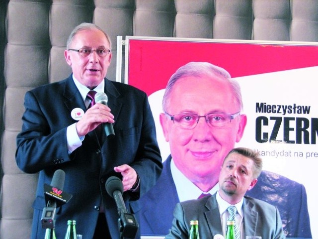 &#8211; Kandyduję, bo kocham Łomżę &#8211; mówił wczoraj Mieczysław Czerniawski (z lewej), kandydat SLD na prezydenta Łomży